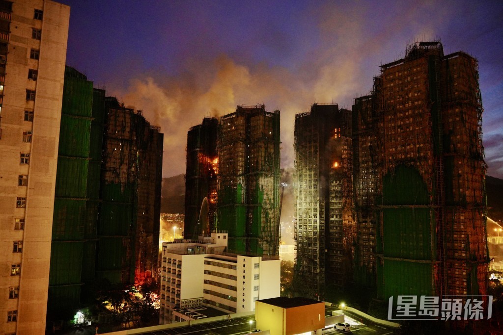 大火燃燒超過一日，11月27日屋苑入夜後有零星單位復燃，消防仍在撲救。汪旭峰攝