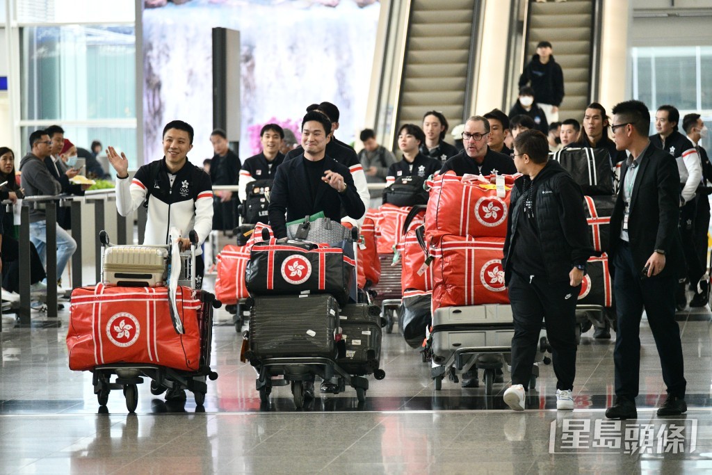 香港冰球代表隊返港情況。盧江球攝