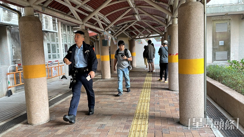 警員到場調查。梁國峰攝 警員到場調查。梁國峰攝
