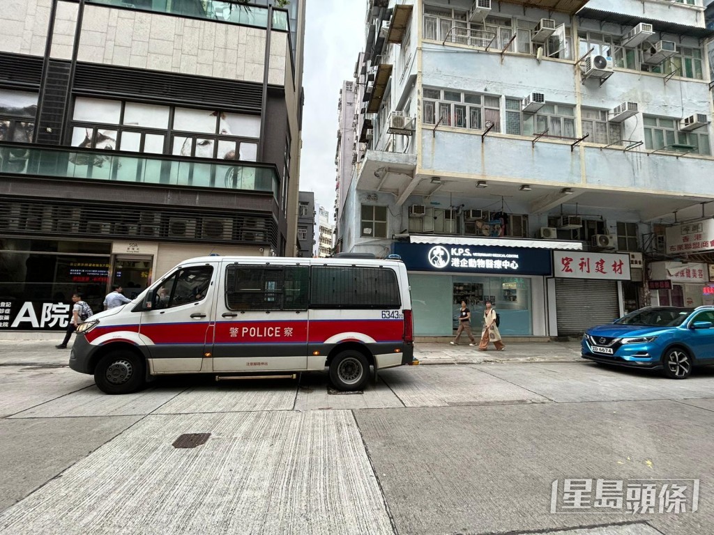 警員追查涉案婦人下落。 警員追查涉案婦人下落。