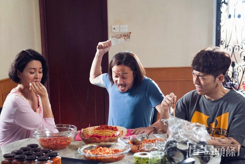 前作《闔家辣》以家庭喜劇包裝。 前作《闔家辣》以家庭喜劇包裝。