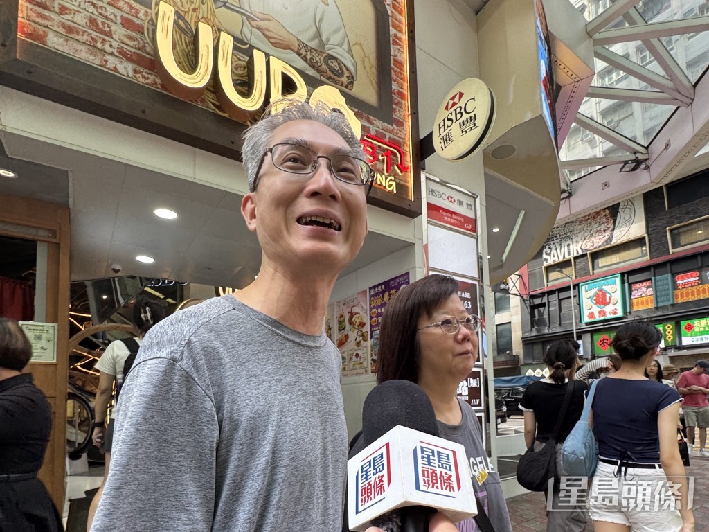 陳先生及陳太對食肆放寬狗隻進入表示「絕對反對」,直言「啲狗污糟邋遢」。 陳先生及陳太對食肆放寬狗隻進入表示「絕對反對」,直言「啲狗污糟邋遢」。