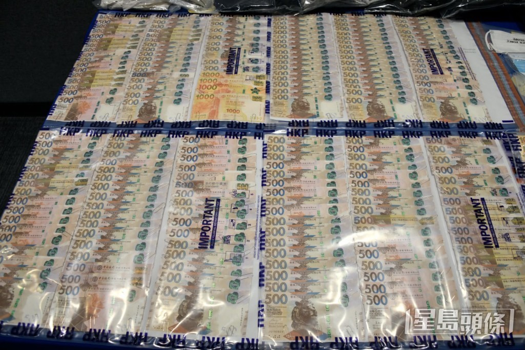 警方當場檢獲12萬元騙案。楊偉亨攝 警方當場檢獲12萬元騙案。楊偉亨攝