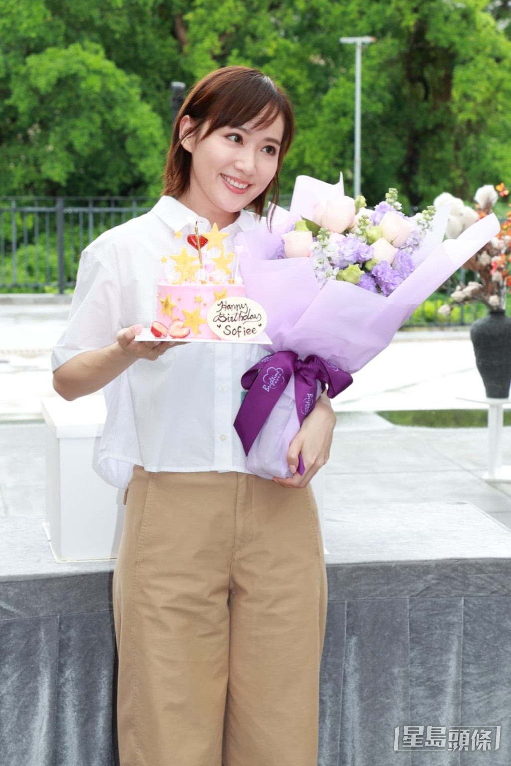 壽星女收花及蛋糕。