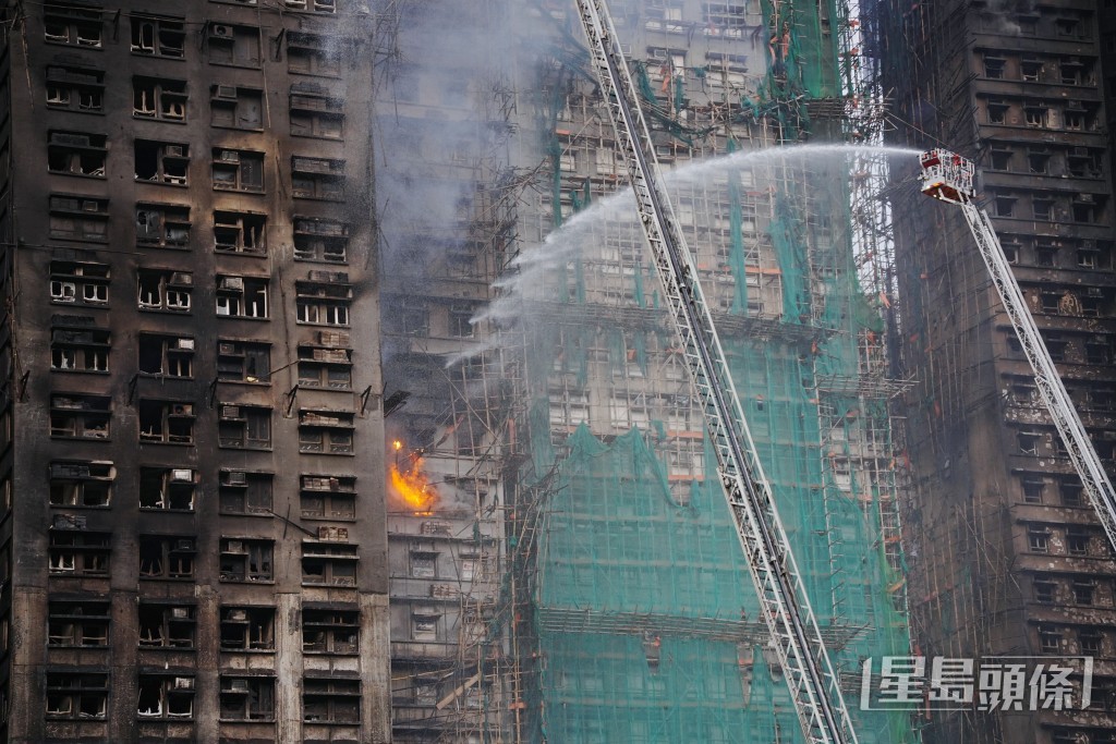 梁韋洛指鋼梯車射水的水力達每分鐘2000公升,衝力極猛,足以令一名成年男子立即跌到受傷。資料圖片 梁韋洛指鋼梯車射水的水力達每分鐘2000公升,衝力極猛,足以令一名成年男子立即跌到受傷。資料圖片