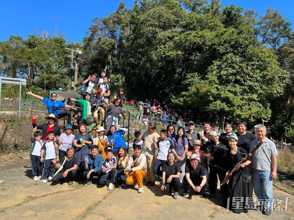 香村前年於梅子林及荔枝窩上演的在地環境音樂節劇場《村上吾家》。受訪者提供