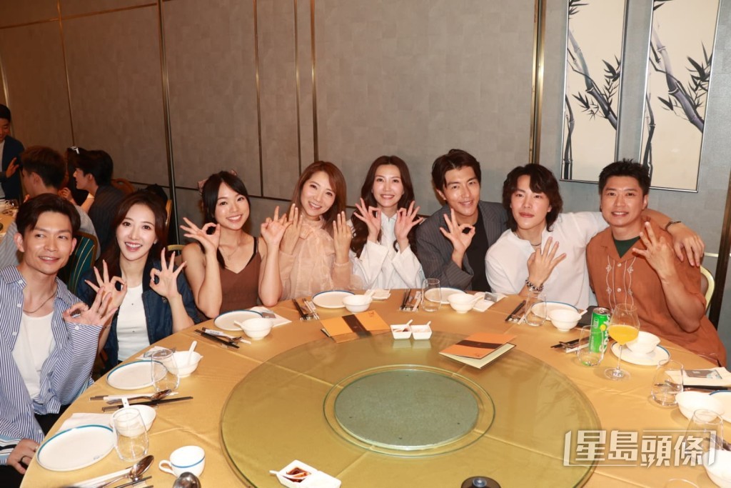 何依婷好合群。 何依婷好合群。