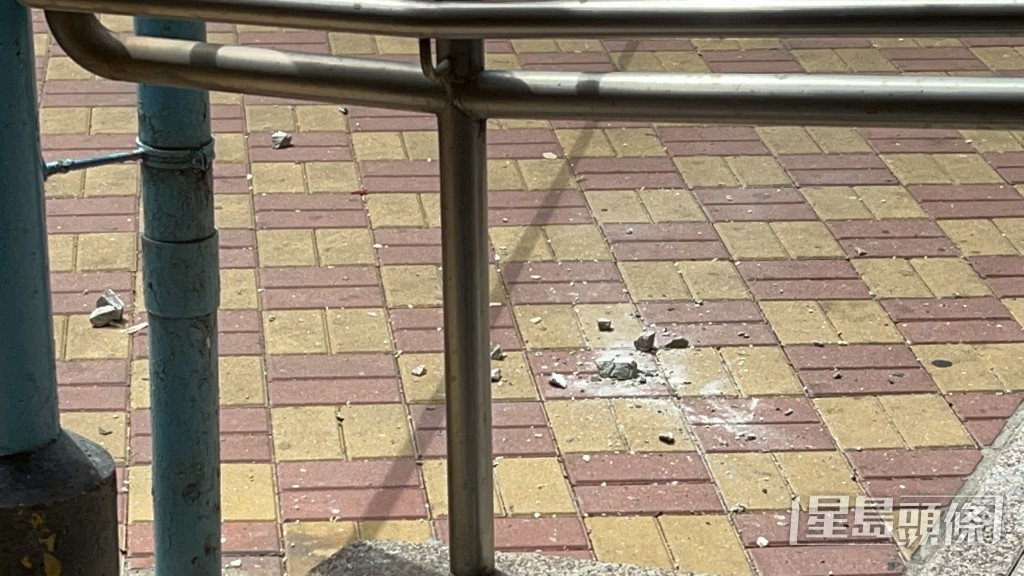 墮下石屎散落地面。楊偉亨攝