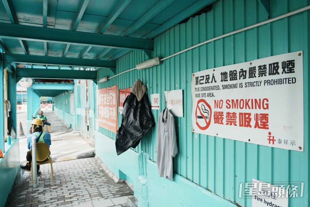 幾個地盤外圍板或圍欄亦掛上大大小小的告示。