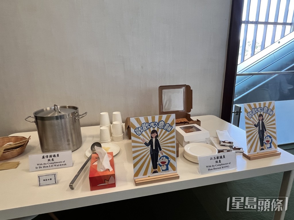 盧偉國請記者食自家製糖水,而江玉歡則請記者吃西餅。郭詠欣攝 盧偉國請記者食自家製糖水,而江玉歡則請記者吃西餅。郭詠欣攝