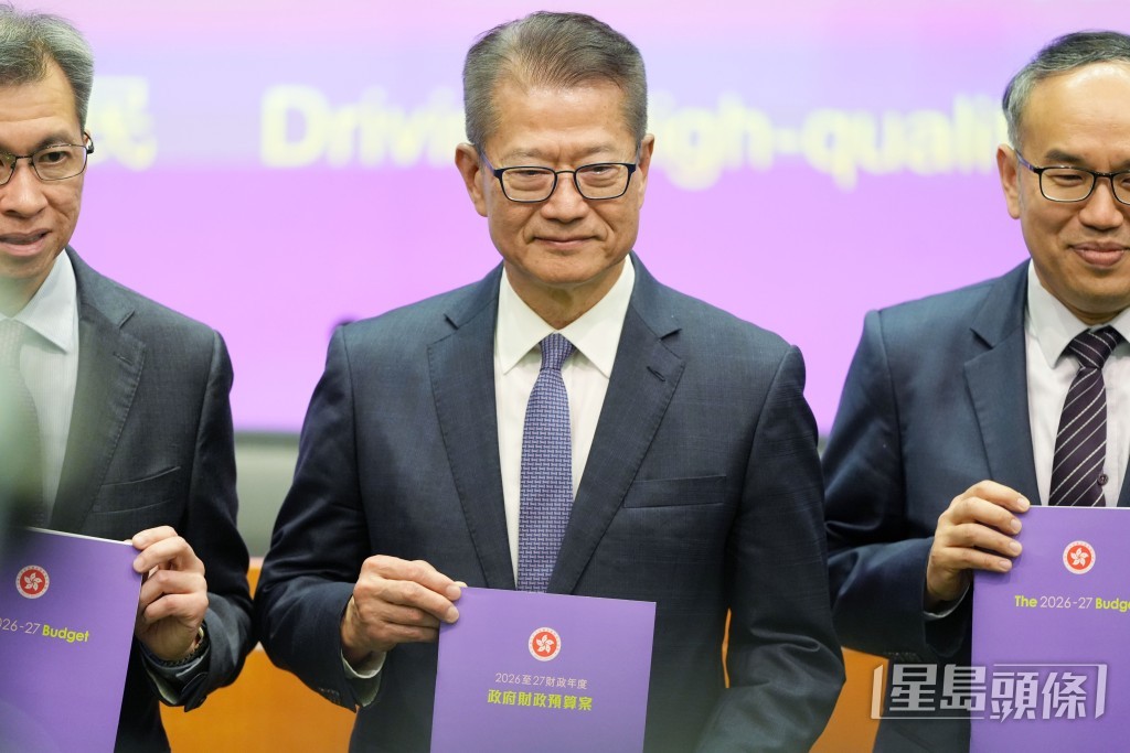 陳茂波(中)出席財政預算案記者會。吳艷玲攝 陳茂波(中)出席財政預算案記者會。吳艷玲攝