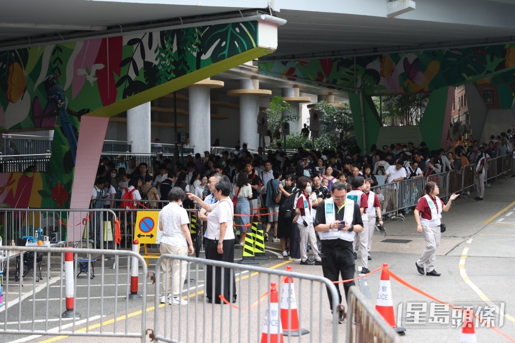 中環纜車站大排長龍。何家豪攝 中環纜車站大排長龍。何家豪攝