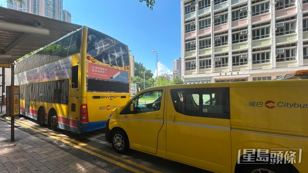 涉事城巴車長當日接獲乘客通知後,停在港大對開巴士站報警求助。資料圖片 涉事城巴車長當日接獲乘客通知後,停在港大對開巴士站報警求助。資料圖片