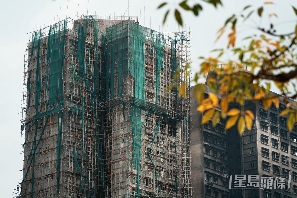 甯漢豪指今次政府提出收購宏福苑七幢受災樓宇的單位，目的並非為發展該土地，也並非行駛公權，而是以恩恤方式逐家逐戶協助業主處理受災樓宇並照顧其長遠居住安排。汪旭峰攝