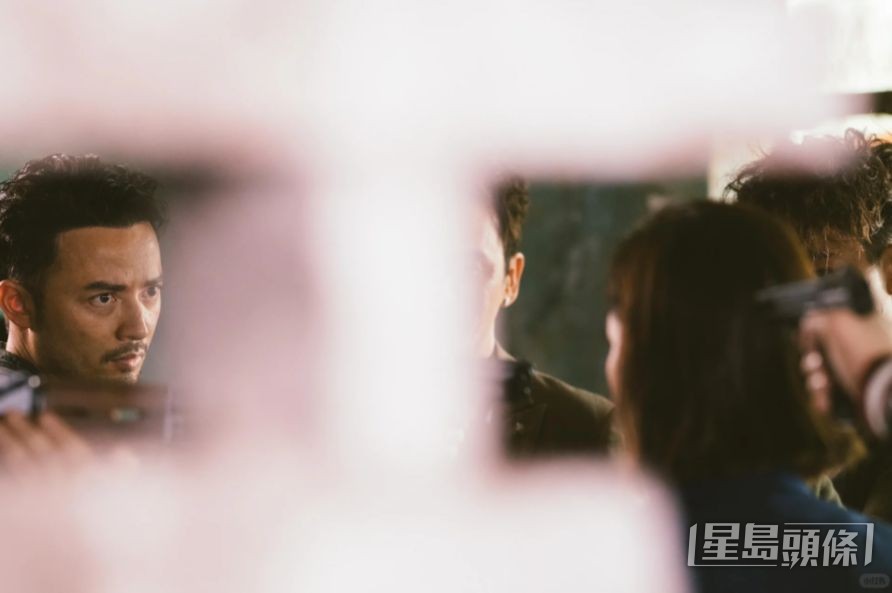 《新聞女王》中黎澤恩用槍指「Man姐」佘詩曼。 《新聞女王》中黎澤恩用槍指「Man姐」佘詩曼。