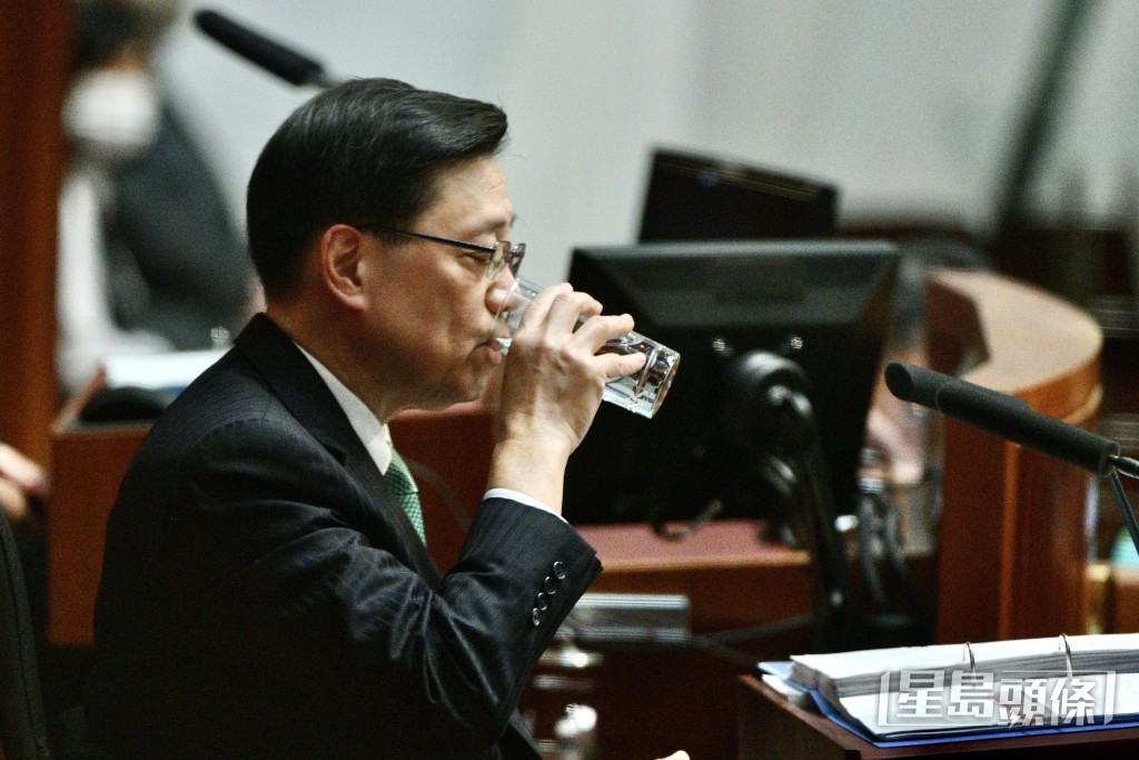 立法會會議，行政長官發表施政報告。盧江球攝
