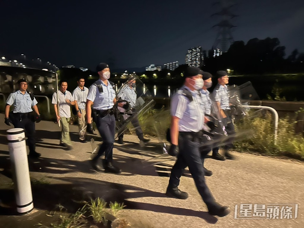 警方再夥漁護署到事發現場一帶捉狗。 警方再夥漁護署到事發現場一帶捉狗。