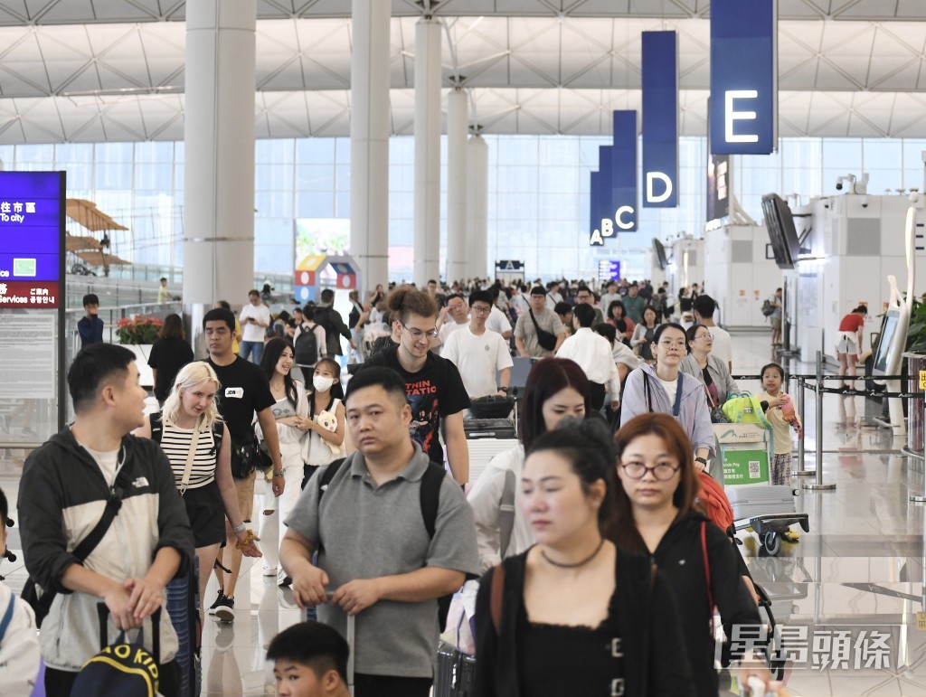 截至今日上午10时30分，共有61班离港及40班抵港航班延误。何君健摄