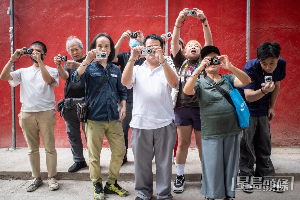一眾無家者參加由「同路舍」舉辦的攝影計劃，由Ben擔任導師。（受訪者提供）