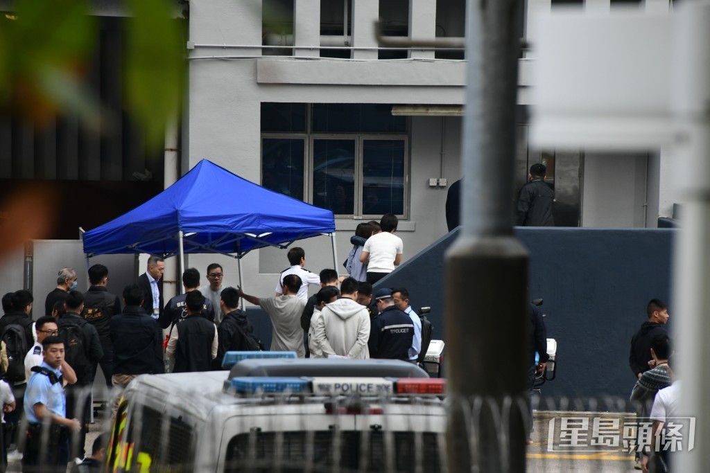 女親友由警員攙扶下進入警署內。梁國峰攝 女親友由警員攙扶下進入警署內。梁國峰攝