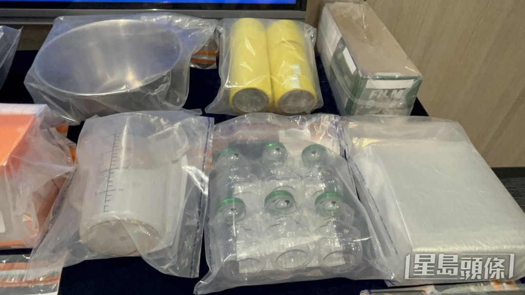 行動中檢獲的證物。楊偉亨攝