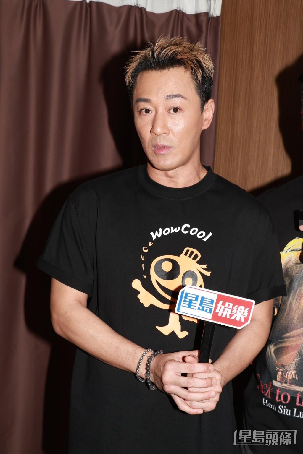 他認為藝人本身就是在公衆層面。