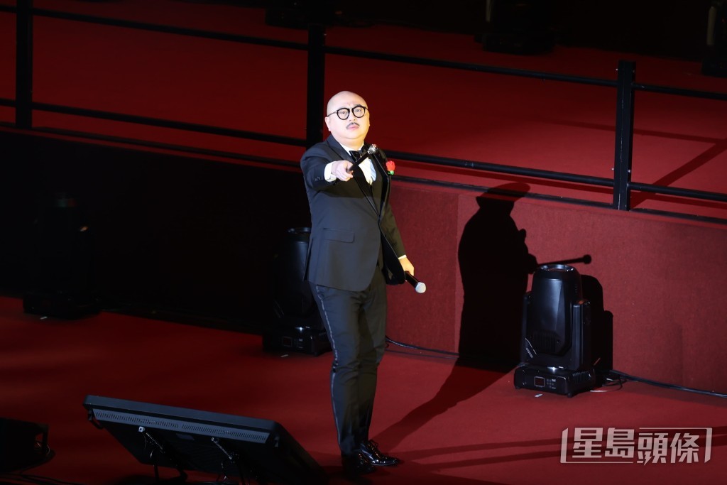林盛斌在台上傾力演出,獲全場掌聲。 林盛斌在台上傾力演出,獲全場掌聲。