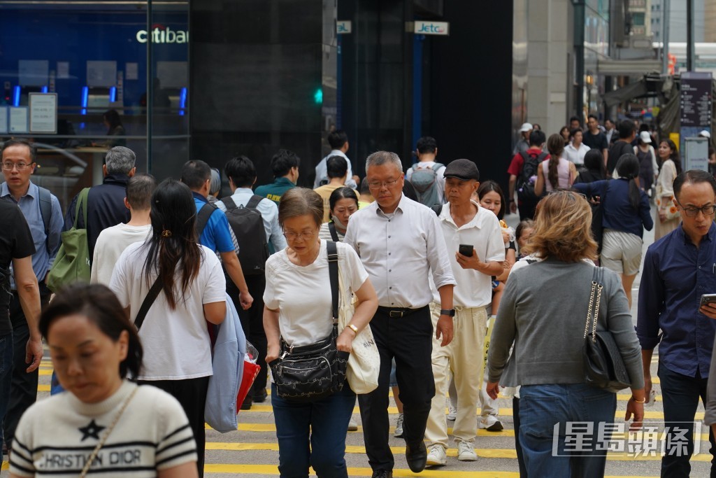 推算至2028年,本港整體人力短缺將由上次推算的約18萬人收窄至約13萬人。 推算至2028年,本港整體人力短缺將由上次推算的約18萬人收窄至約13萬人。