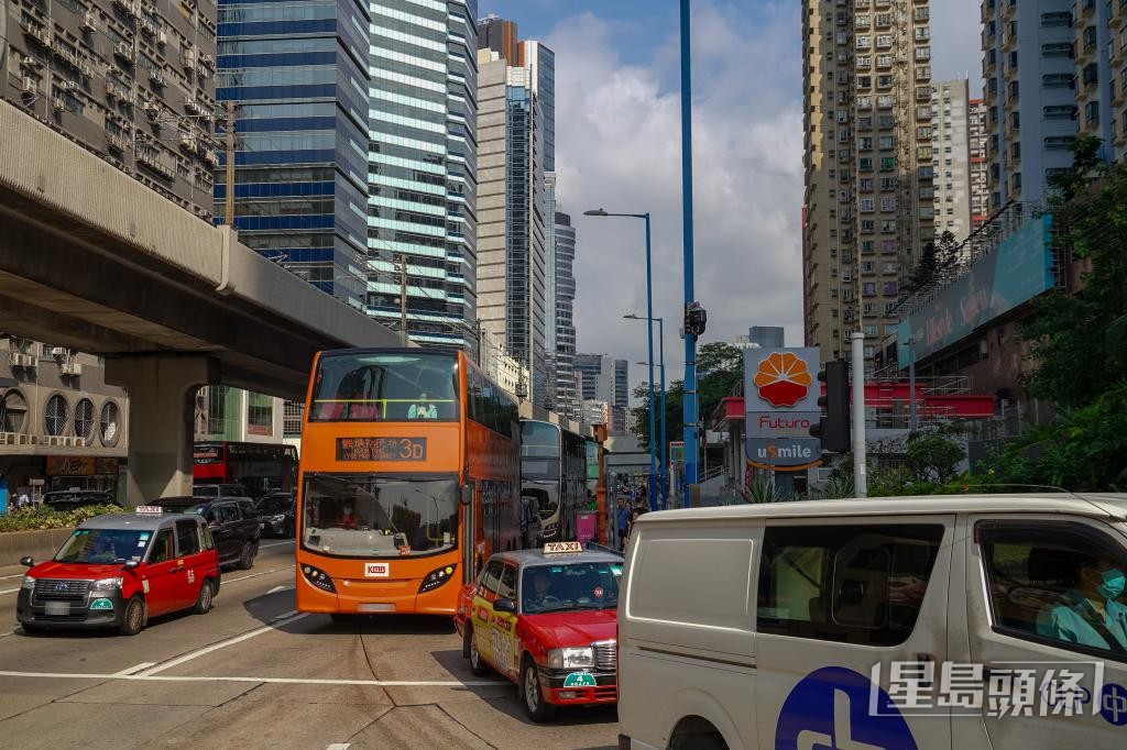 繁忙時間,觀塘道與康寧道交界因車流過多,行車較緩慢。 繁忙時間,觀塘道與康寧道交界因車流過多,行車較緩慢。