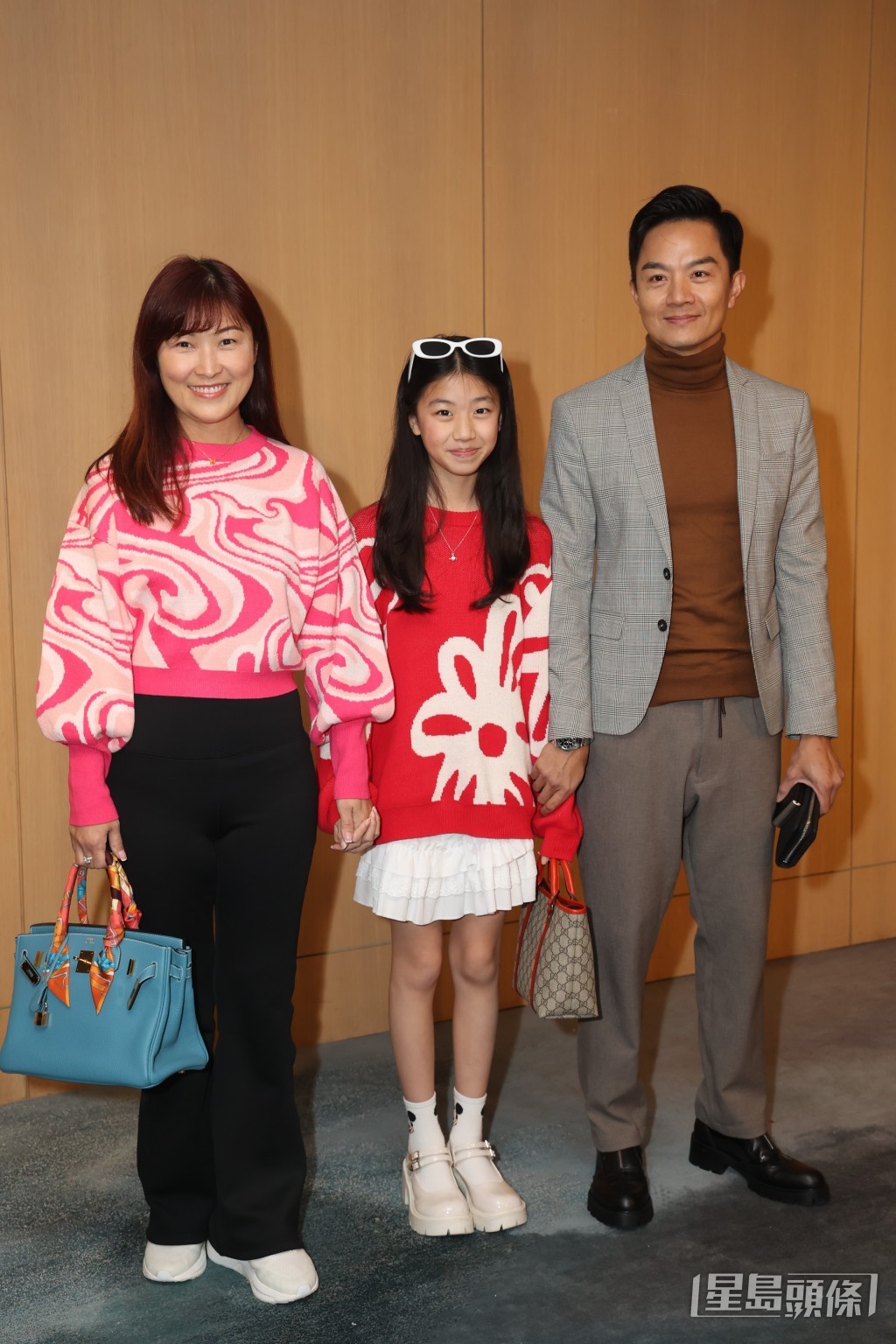 胡諾言與太太陳琪帶女兒出席。