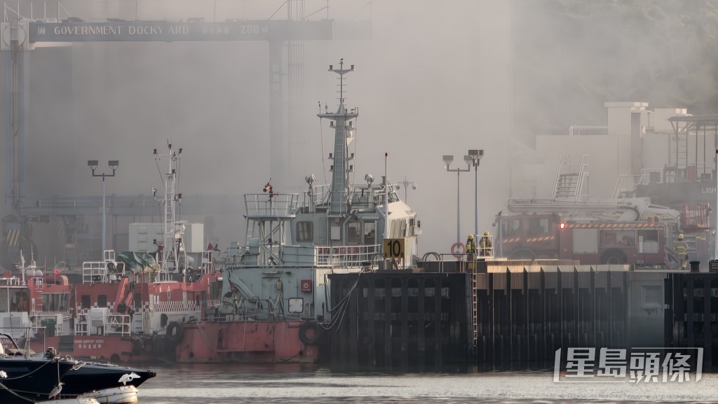 大批消防在場救援。