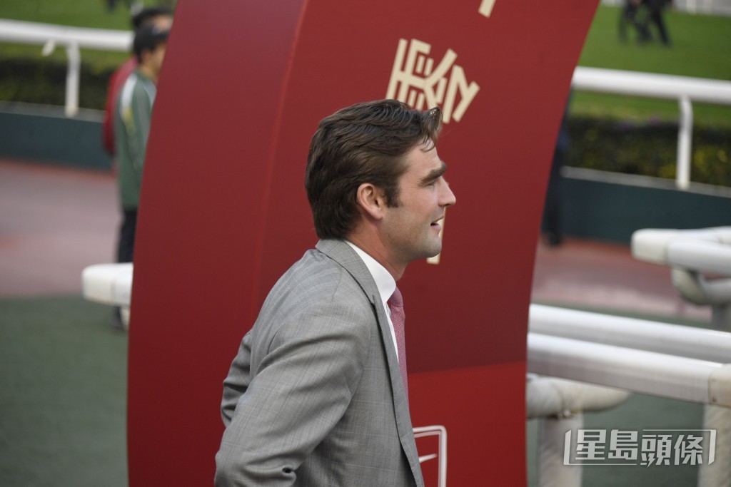 「银光奔腾」今朝操后游达荣不只匆匆赶去接马，甚至落埋隧道底迎接。