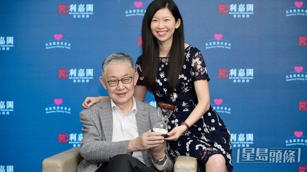 施永青與女兒施慧勤盼市民珍惜與家人相處的時光。 蘇正謙攝 施永青與女兒施慧勤盼市民珍惜與家人相處的時光。 蘇正謙攝
