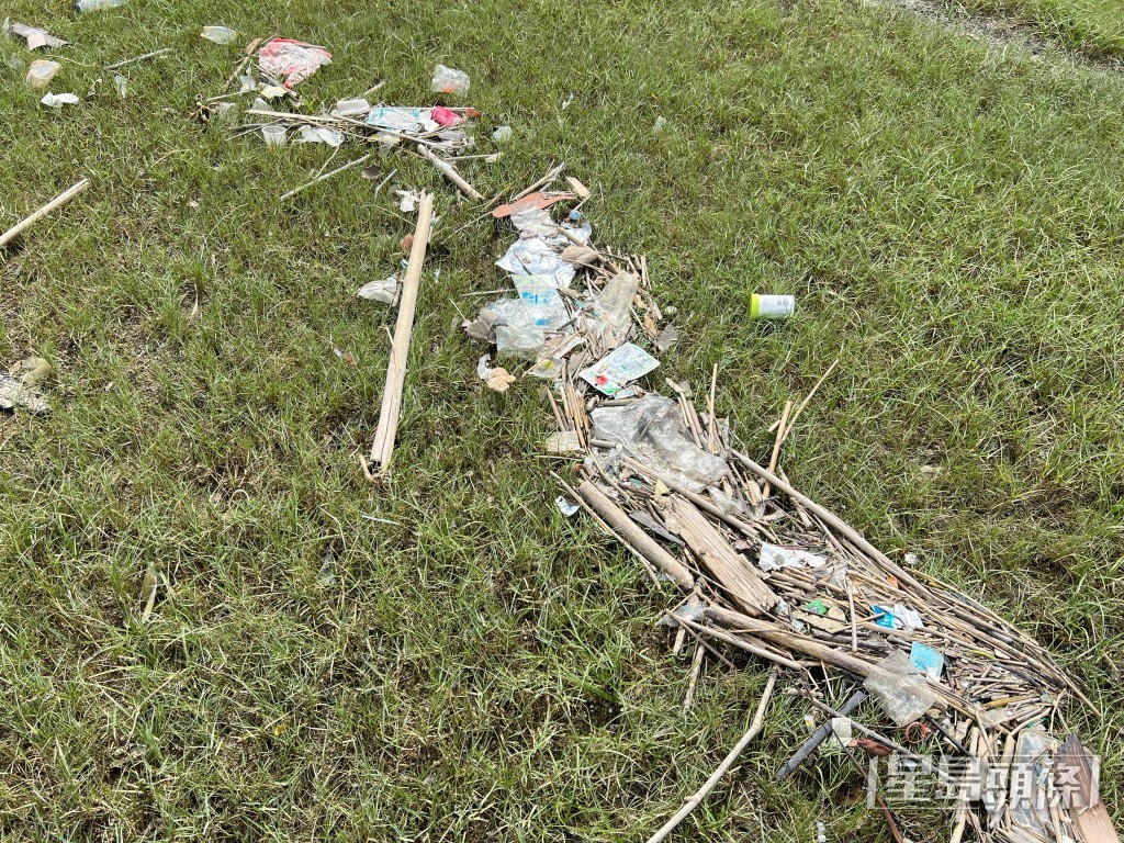 水口地勢平坦，日夜潮汐變化會將海洋垃圾帶上灘面，致其日漸成為海洋垃圾重災區。曹露尹攝