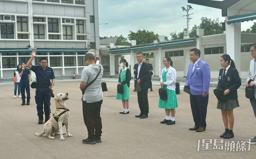 香港海關人員演示搜查犬工作。郭穎彤攝　