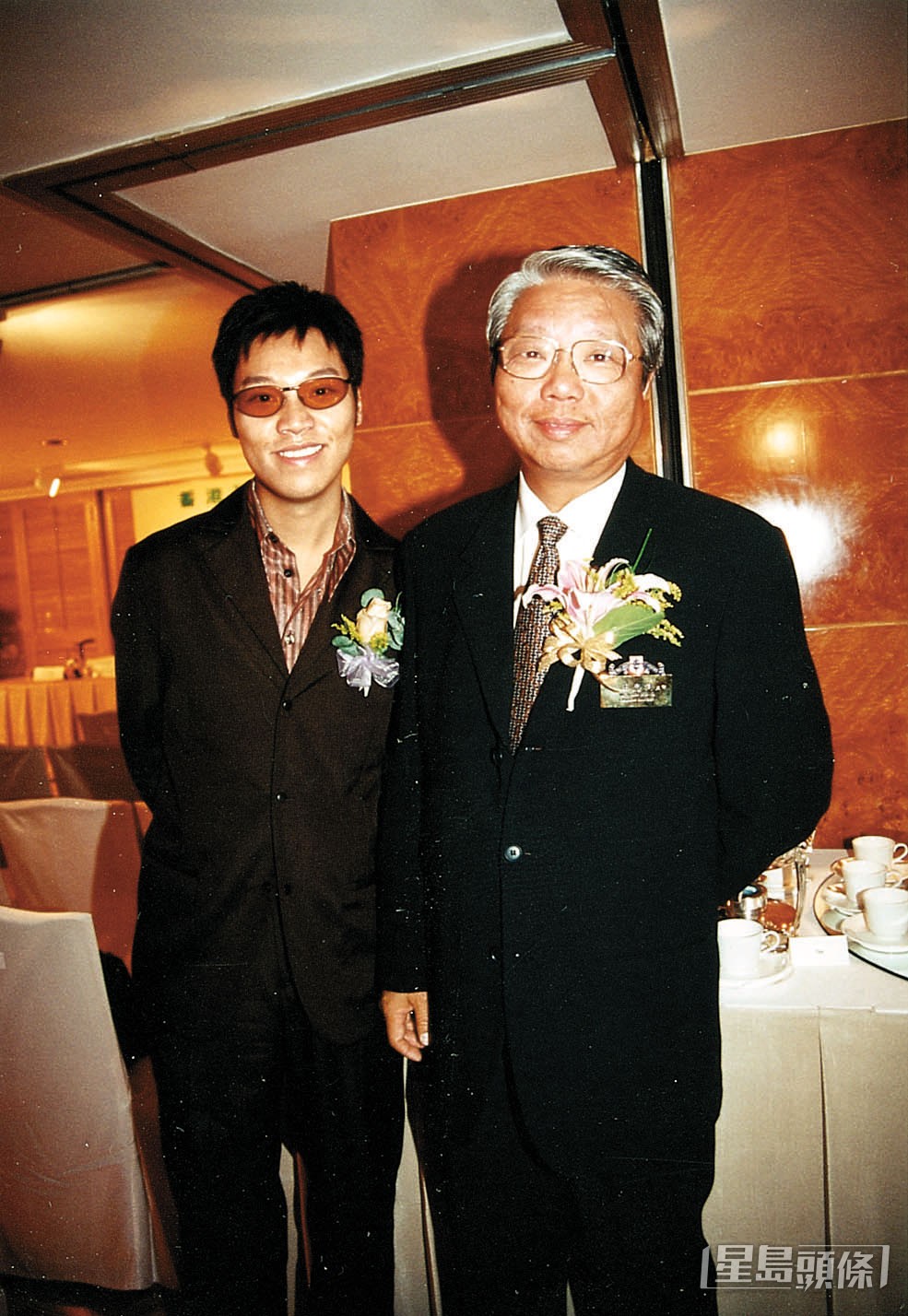 王賢誌父親王忠桐出身豪門，既是馬主亦曾任東華三院主席，盛傳其家族資產達逾30億元，非常富有。