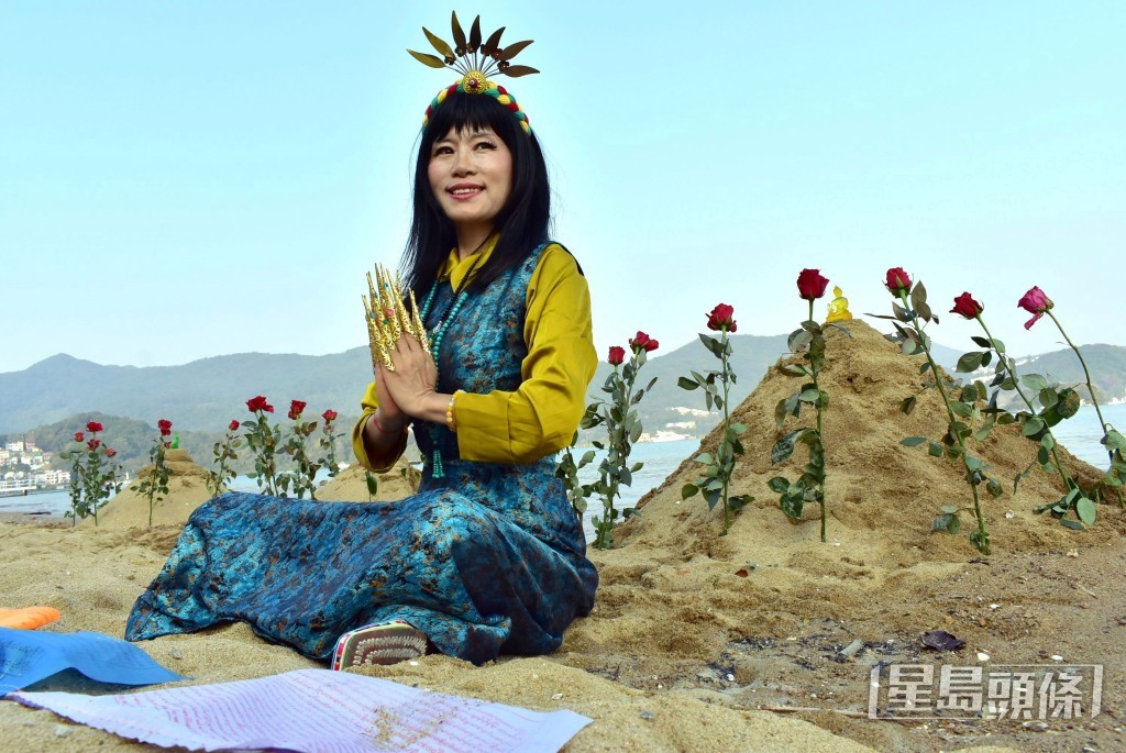 七師傅在沙佛塔打坐祈福。