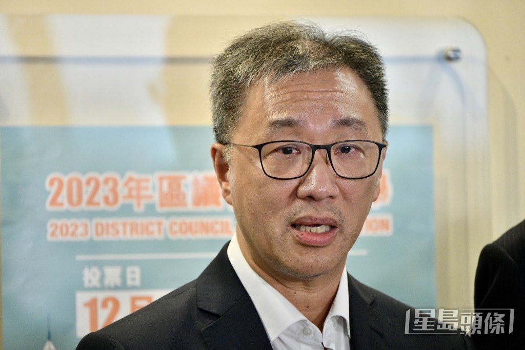 陸啟康就系統故障哽咽致歉。（盧江球攝）
