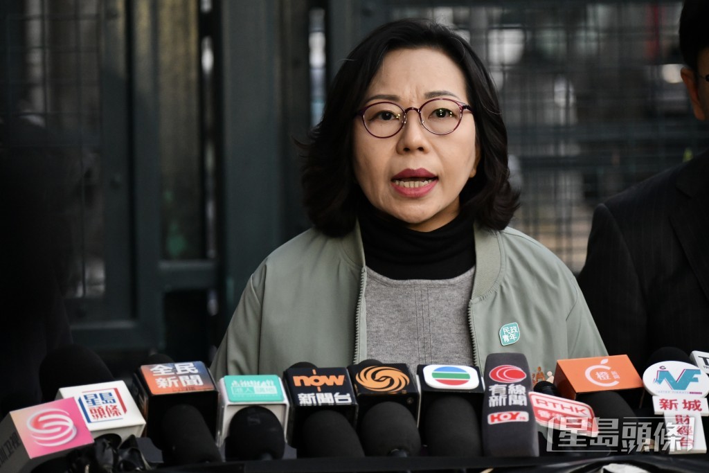 麥美娟表示，非常感激市民前來現場捐贈物資，但現時物資數量很多，但並非所有都有需要，整理物資需花費長時間，與其花時間整理，認為更應為災民提供住宿安置。