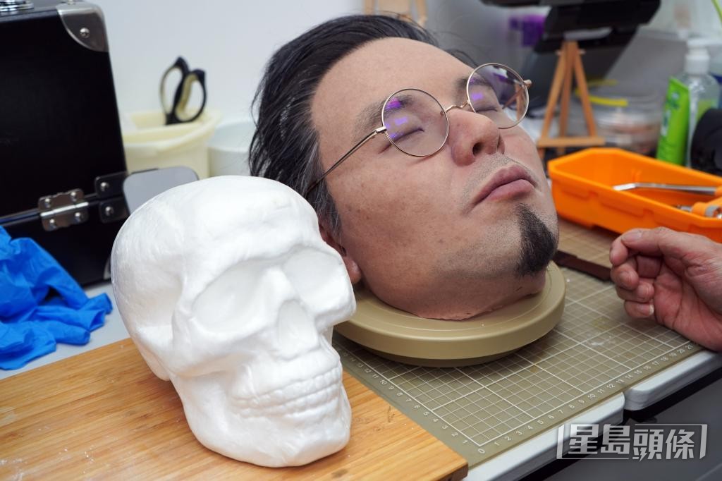 完成的模具將套入遺骸,再配上假髮修飾。 完成的模具將套入遺骸,再配上假髮修飾。
