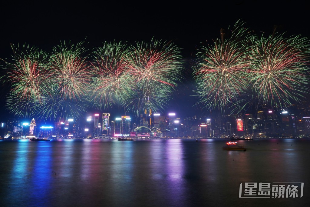 農曆新年煙花匯演共分8幕,綻放共23,888顆煙花。劉駿軒攝 農曆新年煙花匯演共分8幕,綻放共23,888顆煙花。劉駿軒攝