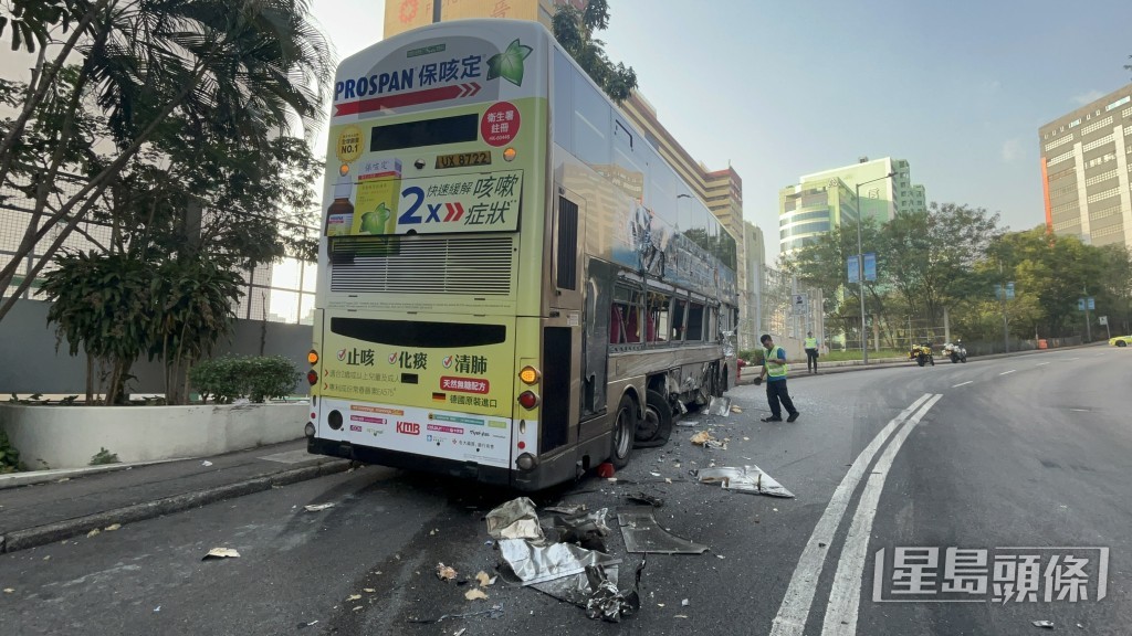 路面遺下大堆垃圾雜物。 路面遺下大堆垃圾雜物。