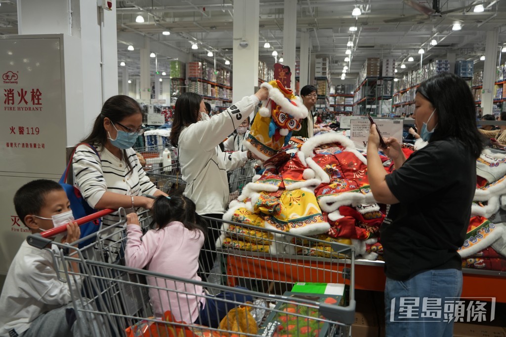 市民一家大小齊逛Costco。吳艷玲攝 市民一家大小齊逛Costco。吳艷玲攝