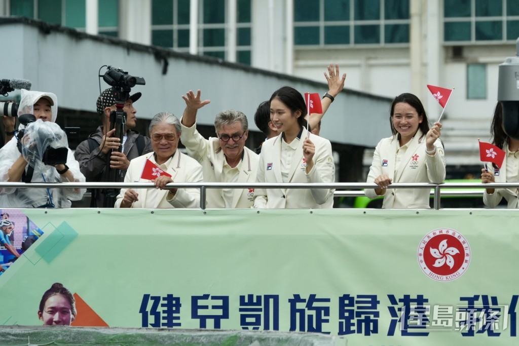 港隊運動員今日（21日）巴士巡遊與一眾巿民近距離接觸。