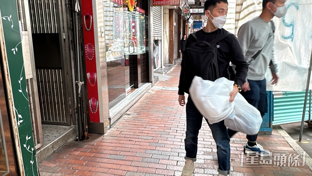 探員檢走氣槍。劉漢權攝