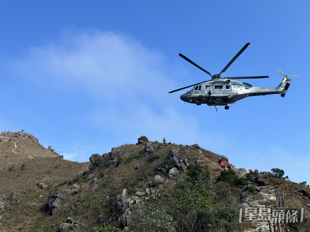 直升機搜索傷者。梁國峰攝 直升機搜索傷者。梁國峰攝