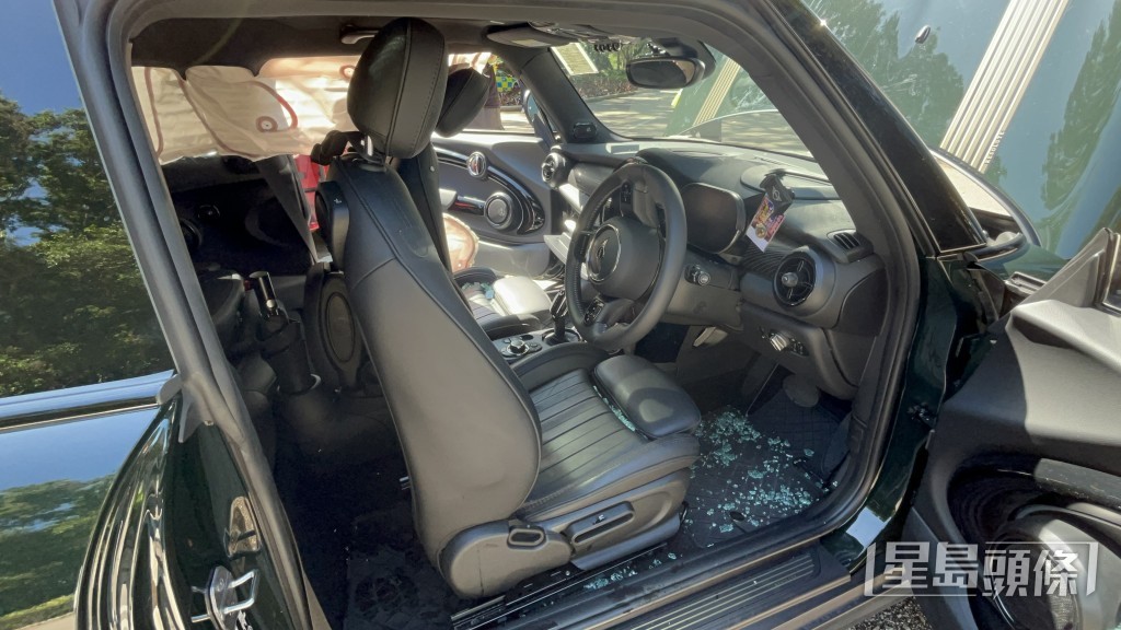 私家車車廂滿佈玻璃碎。楊偉亨攝