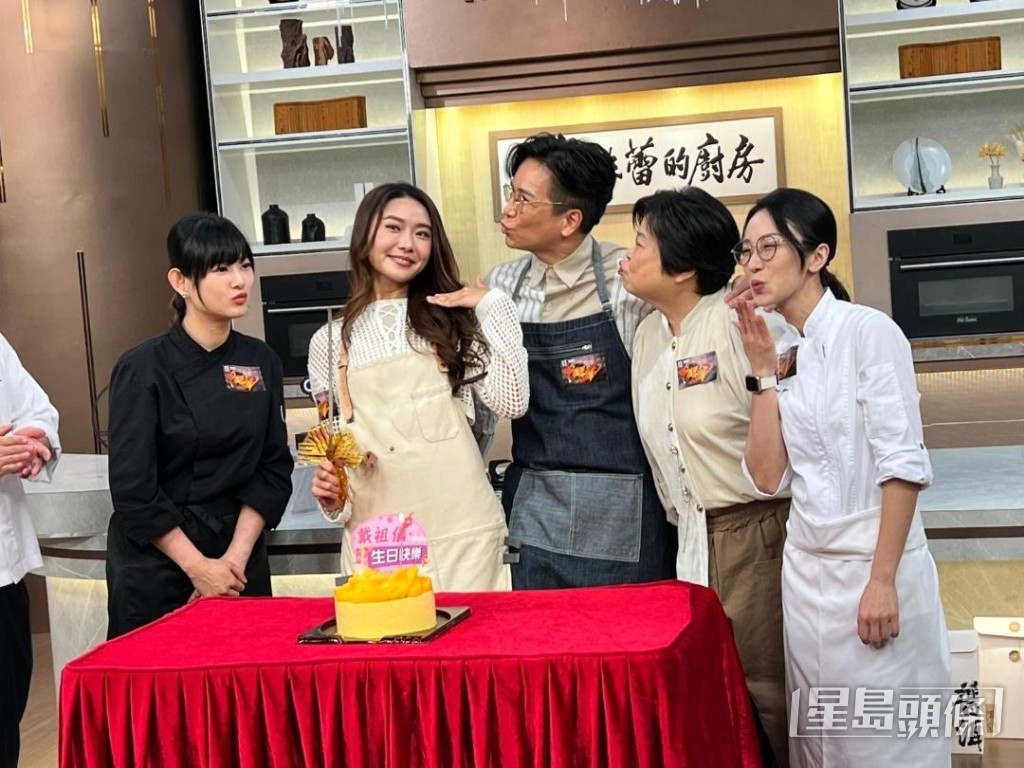 区永权作状吻贺寿星女。