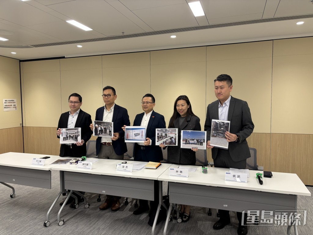 民建聯立法會議員朱立威（左一）、陳恒鑌（左二）、陳勇（中）、林琳（右二）及姚銘（右一）。