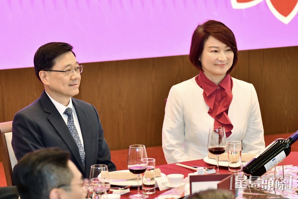 行政長官李家超（左）及立法會主席李慧琼（右）。
